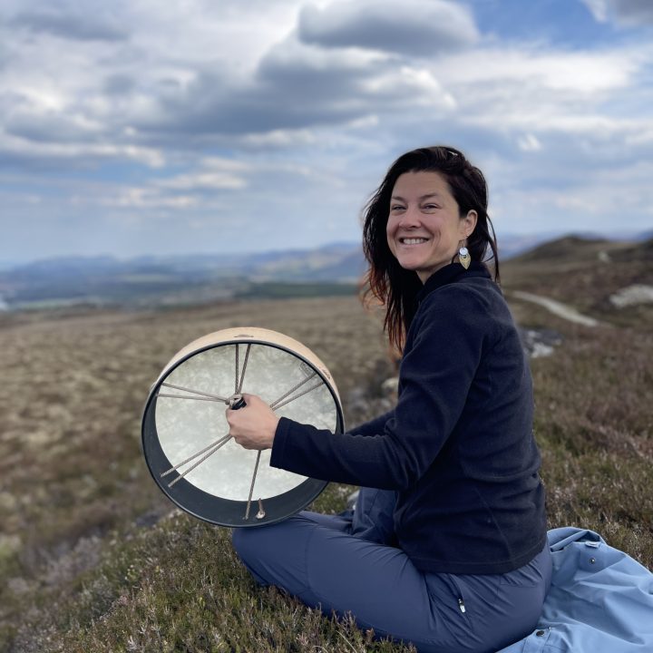 Soin chamanique au tambour en reliance avec l'énergie des highlands