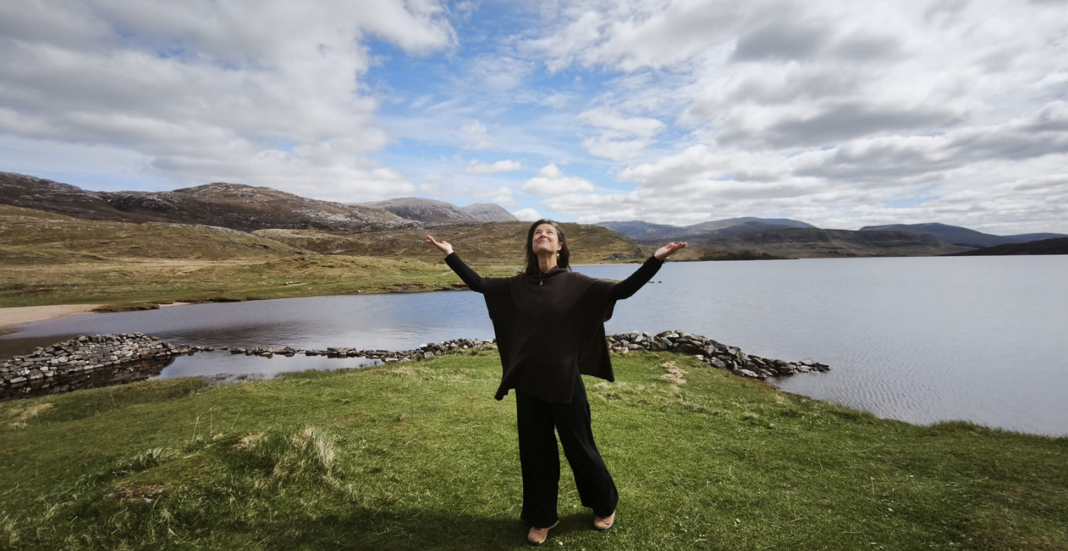 Julie Legeaye en reliance avec la terre lors d’un voyage initiatique en Écosse dans les Highlands