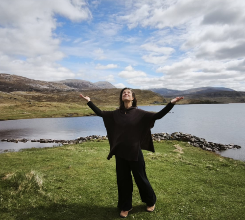 Julie Legeaye en reliance avec la terre lors d’un voyage initiatique en Écosse dans les Highlands