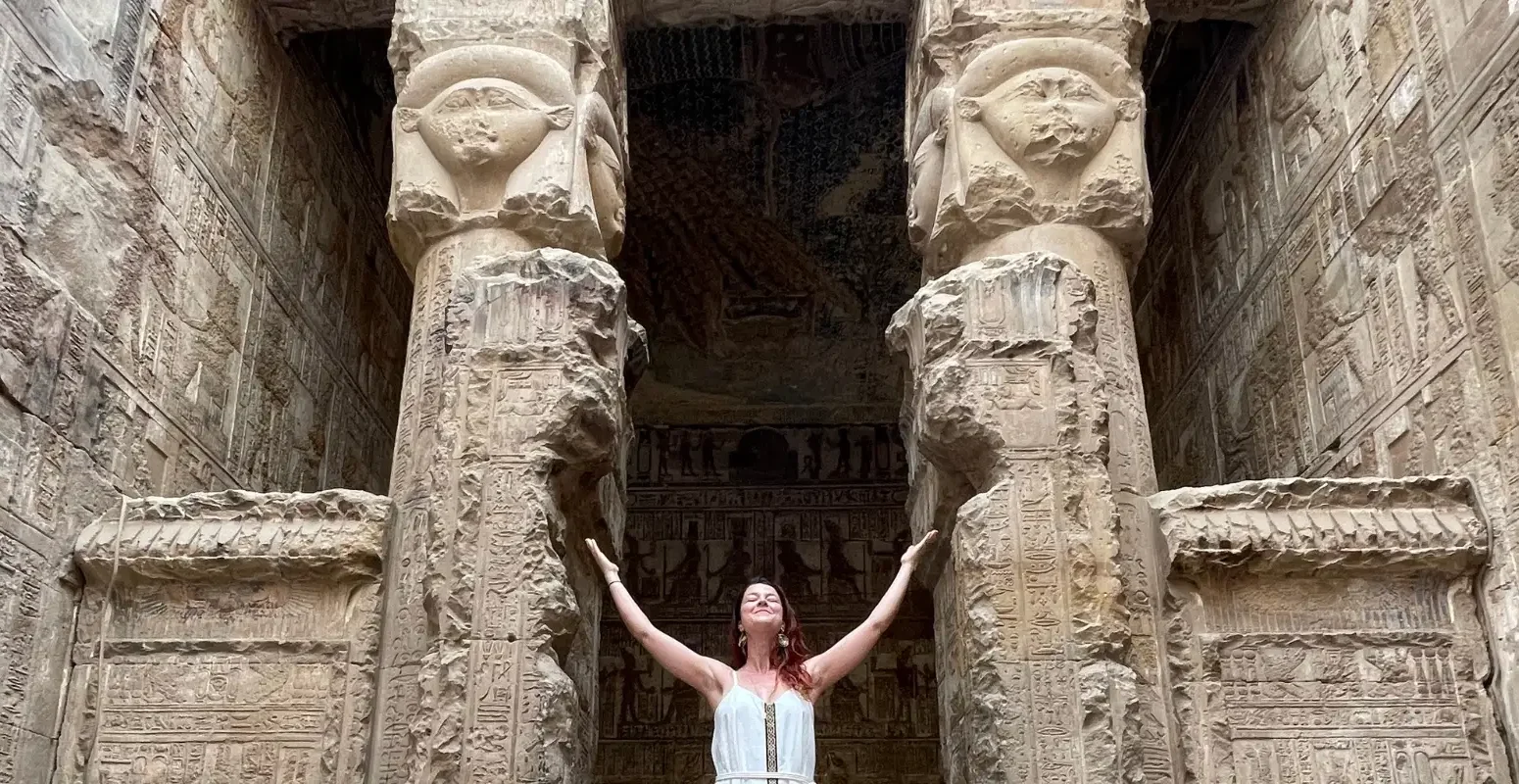 Julie Legeaye entre les colonnes du temple d’Hathor à Dendérah, en Égypte. Voyage initiatique Egypte, La Voix des Etoiles
