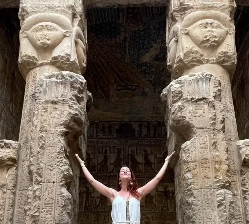Julie Legeaye entre les colonnes du temple d’Hathor à Dendérah, en Égypte. Voyage initiatique Egypte, La Voix des Etoiles