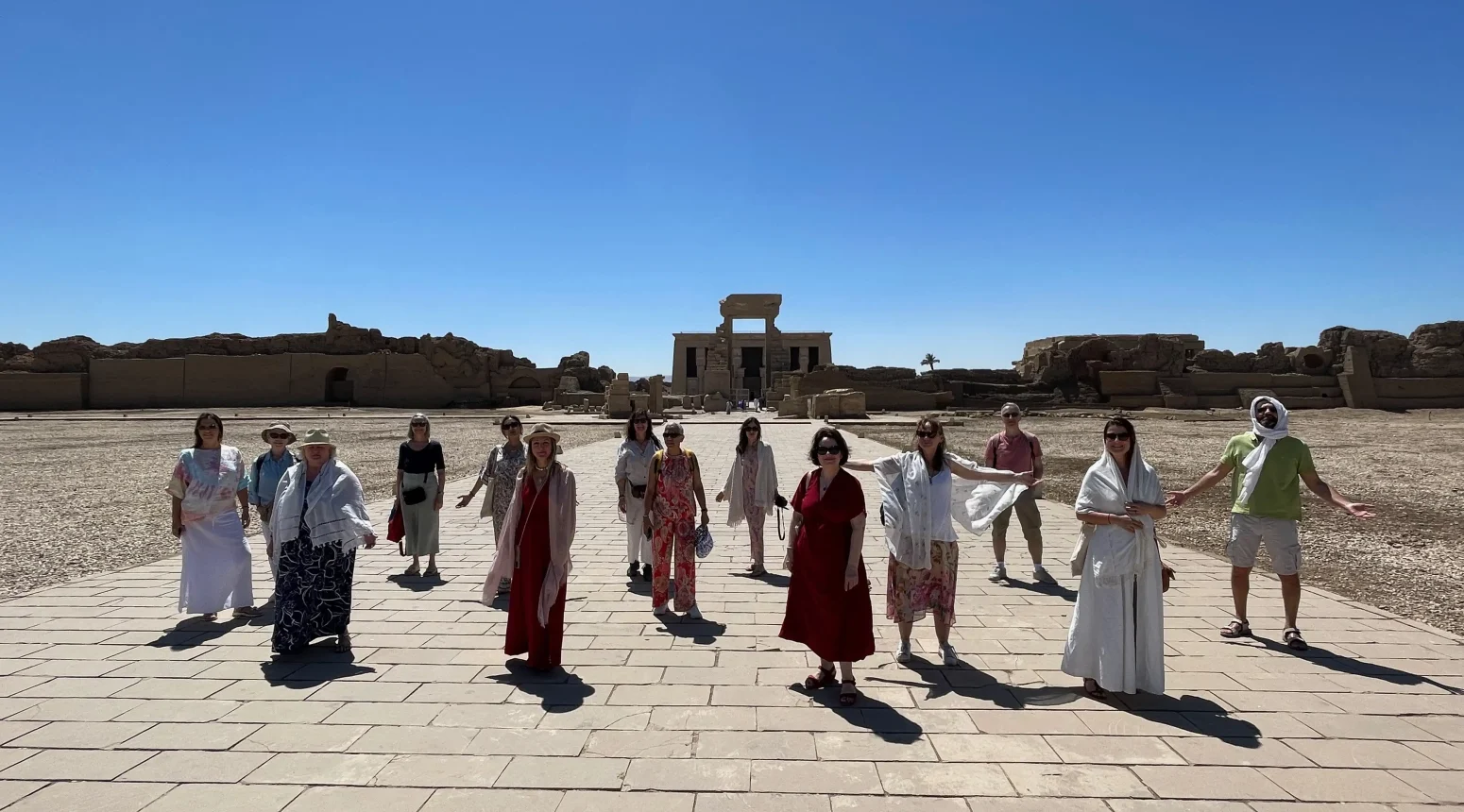 Participants du voyage initiatique en Égypte réunis devant Denderah, le temple de la déesse égyptienne Hathor.