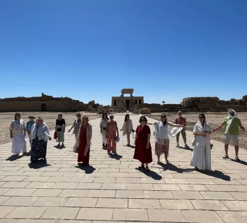 Participants du voyage initiatique en Égypte réunis devant Denderah, le temple de la déesse égyptienne Hathor.